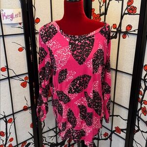 #8.🪷Women's Pink and Black Leaf Print Top. 18/20. 1x
